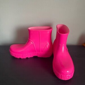 UGG Kids Bright Hot Pink Rain Boots Drizlita Ankle size 7 Spring Fashion
